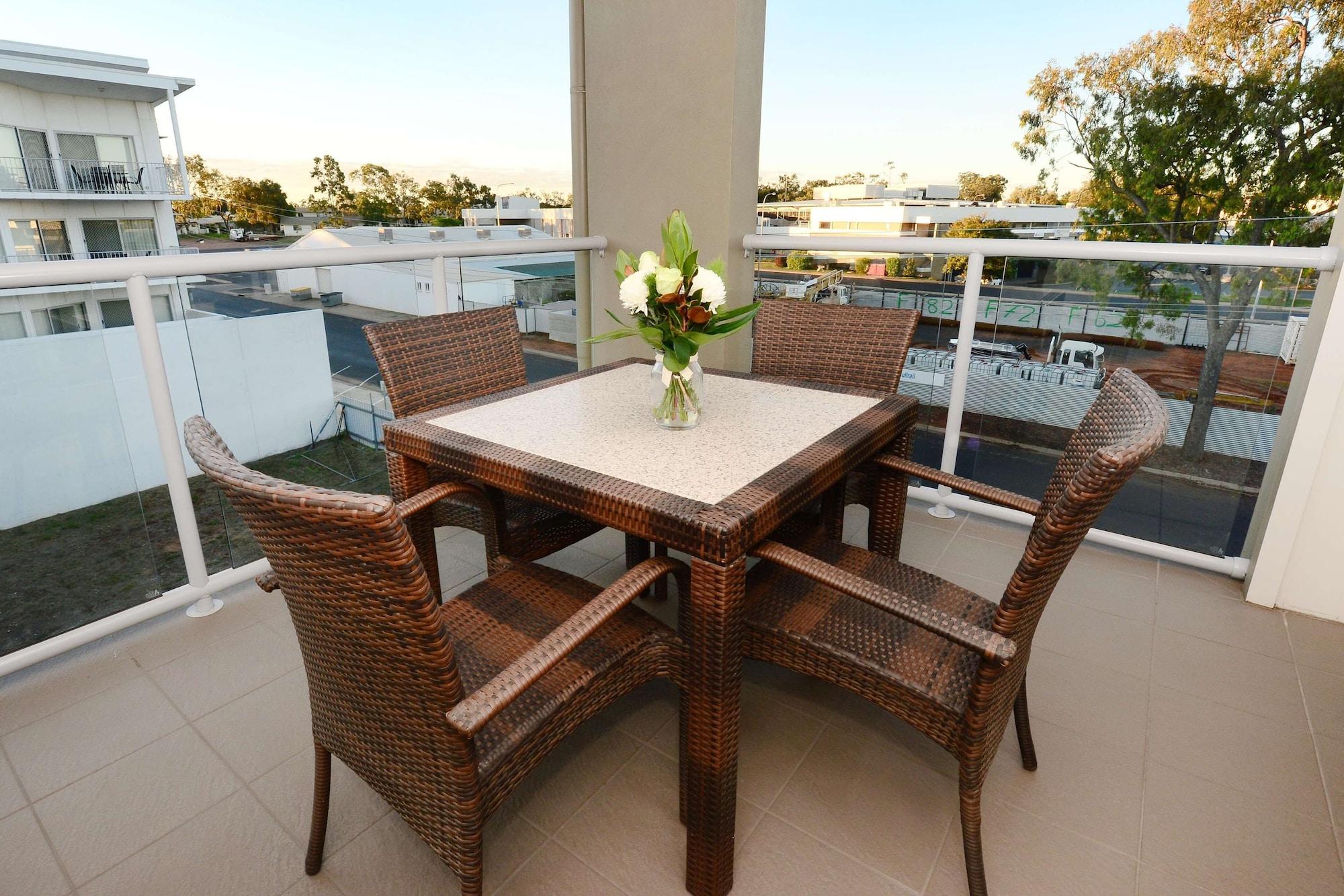 Oaks Moranbah Suites Экстерьер фото